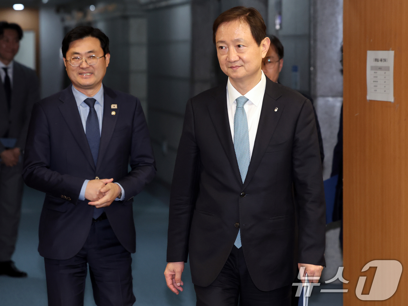 (서울=뉴스1) 황기선 기자 = 이찬진 금융감독원장과 이정문 더불어민주당 의원이 7일 오후 서울 영등포구 여의도 금융감독원에서 열린 '금융보안 페러다임 전환 간담회'에 참석하고 있 …