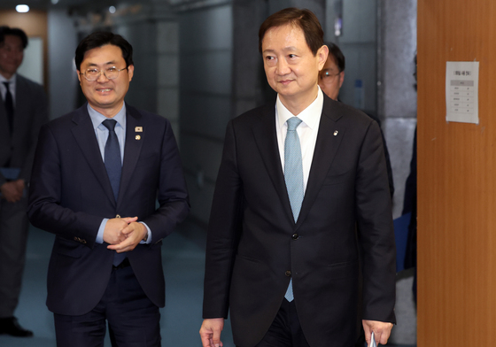 이정문 의원과 함께 간담회 참석하는 이찬진 금융감독원장