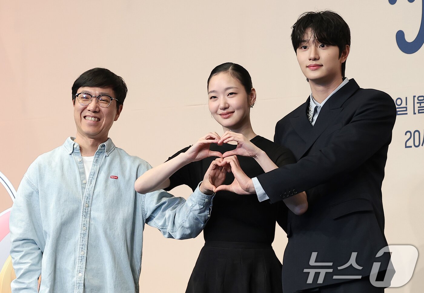 본문 이미지 - 이상엽 감독(왼쪽부터)과 배우 김고은, 김재원이 7일 서울 구로구 더 링크호텔 서울에서 열린 티빙 새 드라마 '유미의 세포들3'(극본 송재정, 김경란) 제작발표회에 참석해 포즈를 취하고 있다. '유미의 세포들3'는 스타작가가 된 유미(김고은 분)의 무자극 일상 속 날벼락처럼 찾아온 뜻밖의 인물로 인해 다시 한번 웃고 울고 사랑에 빠지는 세포 자극 공감 로맨스를 담는다. 2026.4.7 ⓒ 뉴스1 권현진 기자