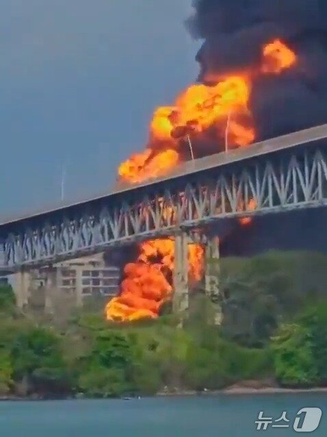 본문 이미지 - 6일(현지시간) 파나마시티 서부 발보아 라보카 지역 아메리카스 대교 인근에서 대형 폭발 사고가 발생했다. X(엑스) 갈무리