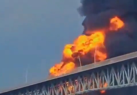 [영상] 파나마 운하 인근서 유조차 3대 연쇄 폭발…폭발 순간 포착