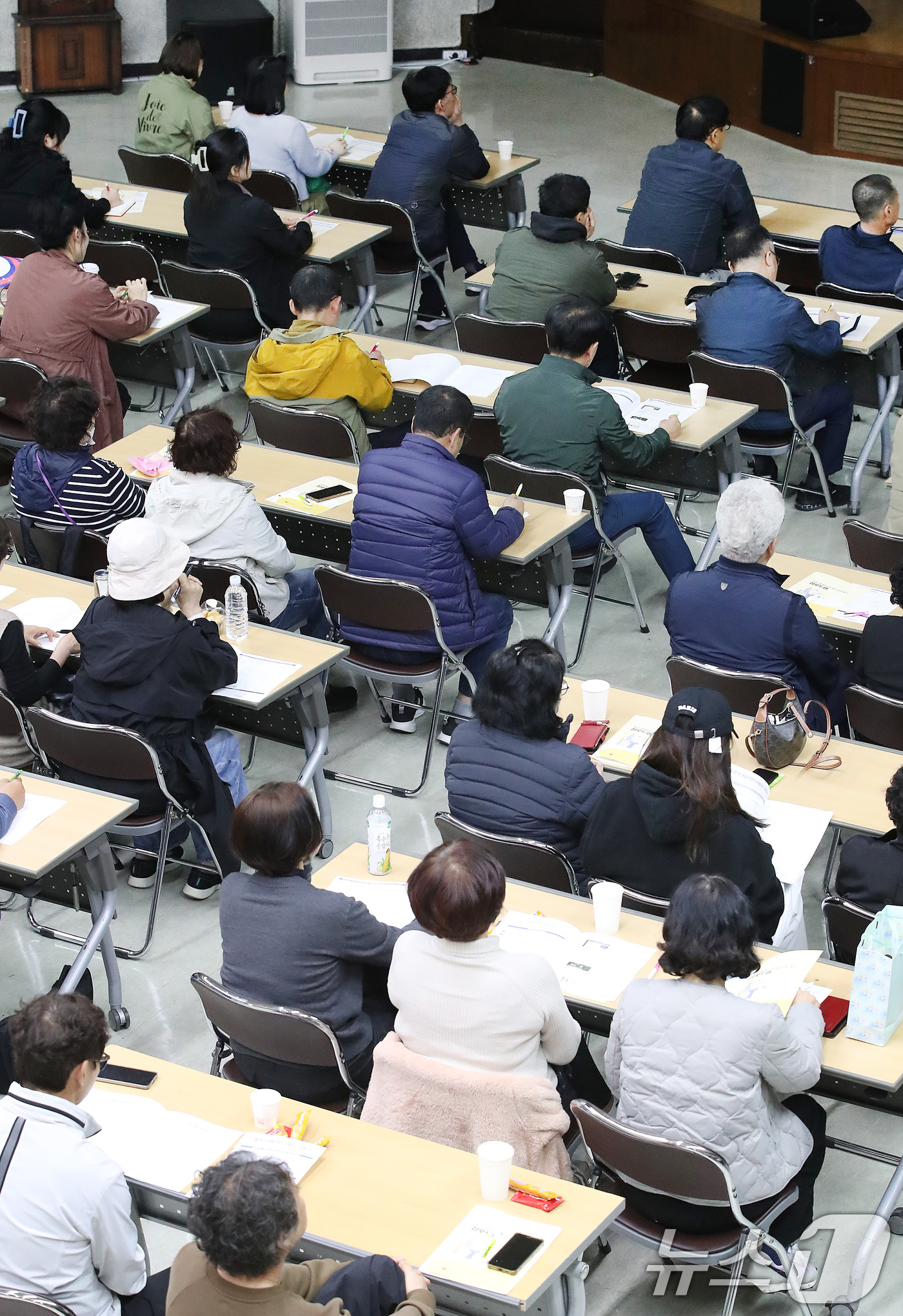 (대구=뉴스1) 공정식 기자 = 7일 오후 대구 달서구청 대강당에서 열린 '중장년 재취업 전략설명회'를 찾은 구직자들이 중장년내일센터 관계자의 취업 설명을 듣고 있다.중장년내일센터 …