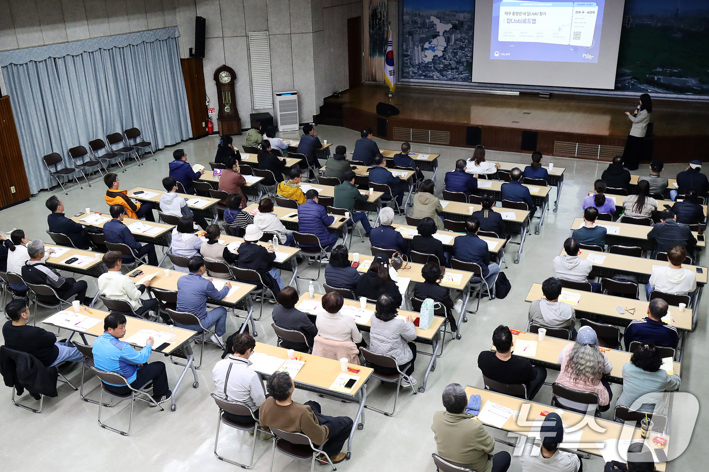 (대구=뉴스1) 공정식 기자 = 7일 오후 대구 달서구청 대강당에서 열린 '중장년 재취업 전략설명회'를 찾은 구직자들이 중장년내일센터 관계자의 취업 설명을 듣고 있다.중장년내일센터 …