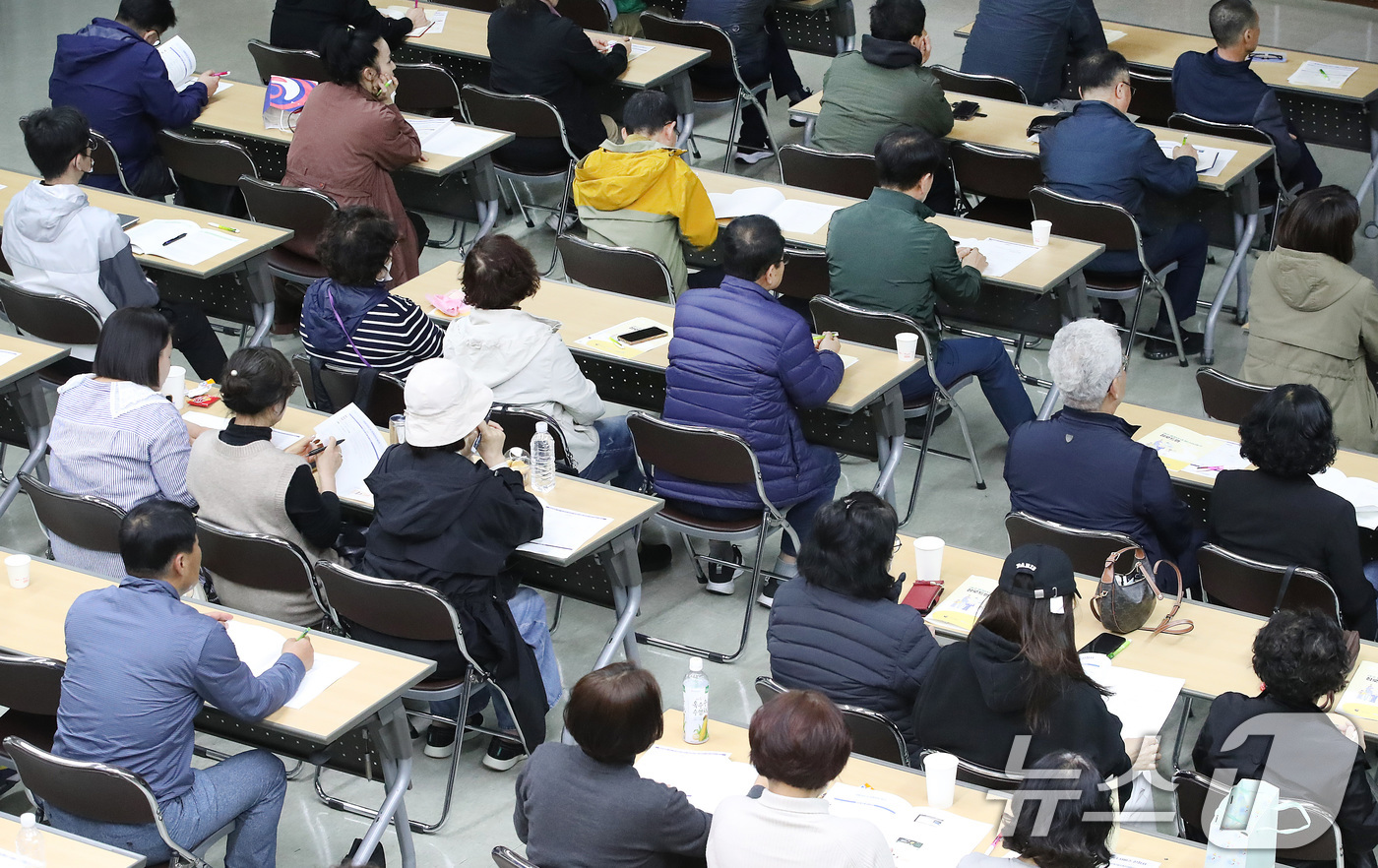 (대구=뉴스1) 공정식 기자 = 7일 오후 대구 달서구청 대강당에서 열린 '중장년 재취업 전략설명회'를 찾은 구직자들이 중장년내일센터 관계자의 취업 설명을 듣고 있다.중장년내일센터 …