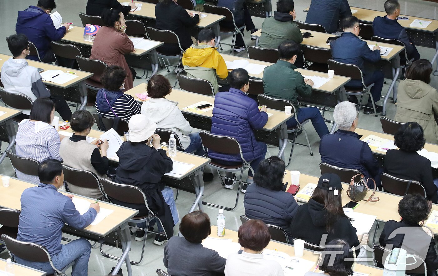 본문 이미지 - 대구 달서구청 대강당에서 4월 7일 열린 '중장년 재취업 전략설명회'를 찾은 구직자들이 중장년내일센터 관계자의 취업 설명을 듣고 있다. ⓒ 뉴스1 공정식 기자