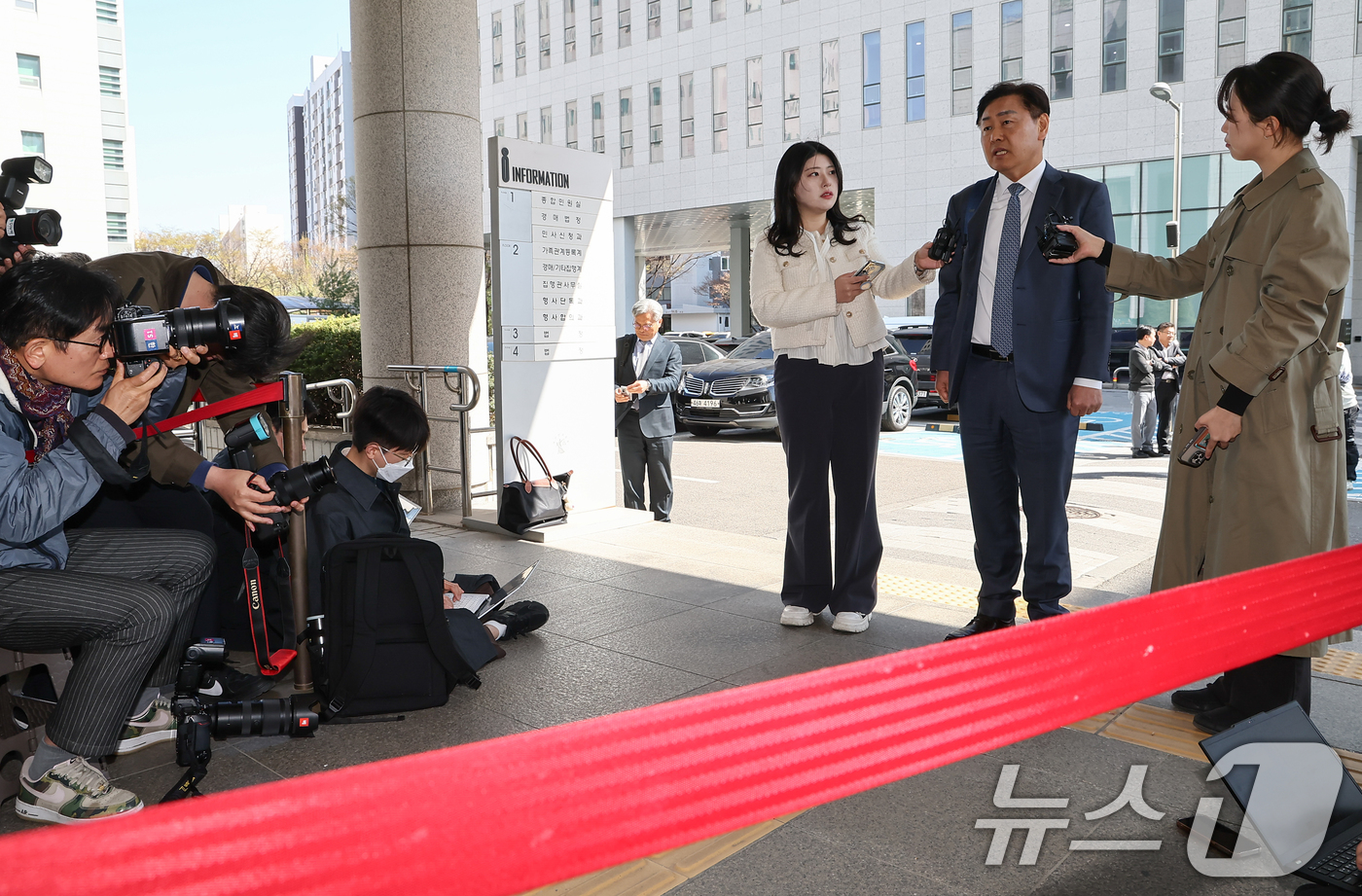 (서울=뉴스1) 김도우 기자 = 김관영 전북지사가 7일 서울 양천구 남부지방법원에서 열린 더불어민주당 상대 가처분 신청 심문에 출석하고 있다. 2026.4.7/뉴스1