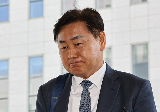 '현금 살포 의혹' 김관영 지사, 전북선관위 출석 조사