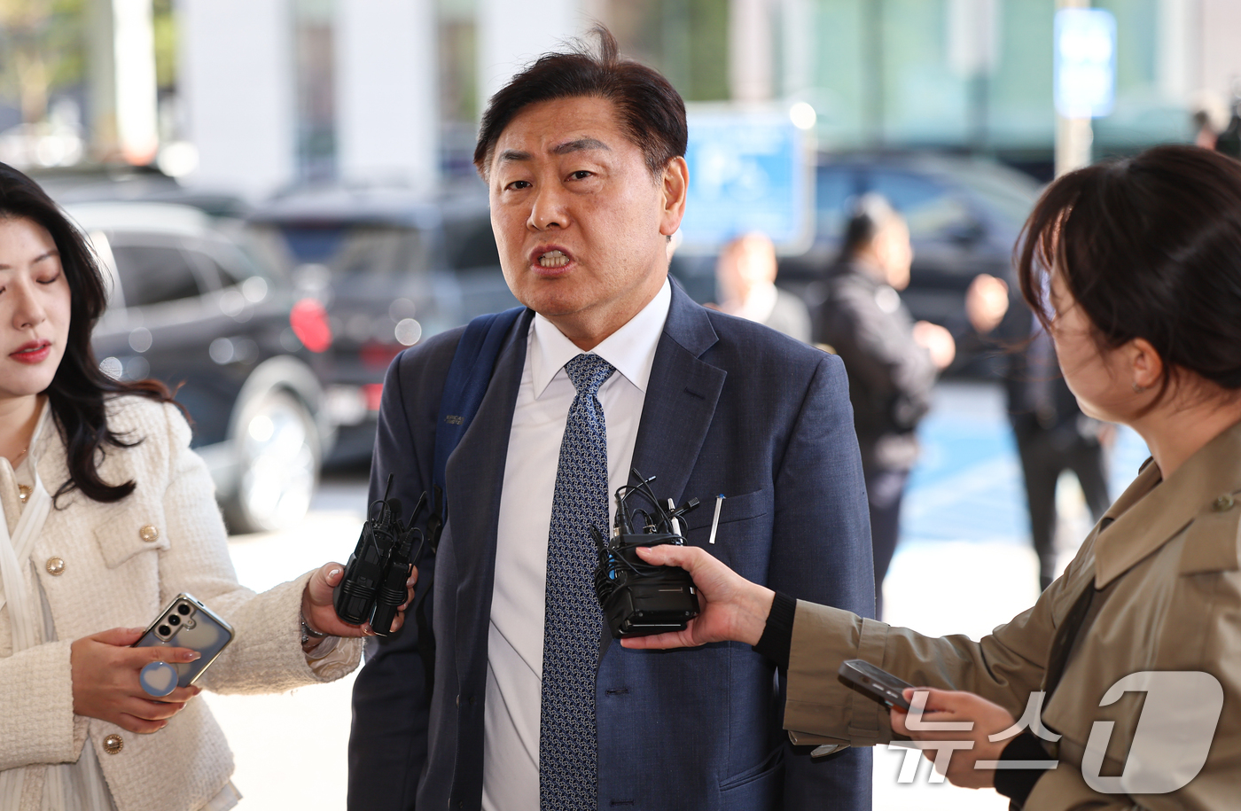 (서울=뉴스1) 김도우 기자 = 김관영 전북지사가 7일 서울 양천구 남부지방법원에서 열린 더불어민주당 상대 가처분 신청 심문에 출석하며 취재진 질문에 답하고 있다. 2026.4.7 …