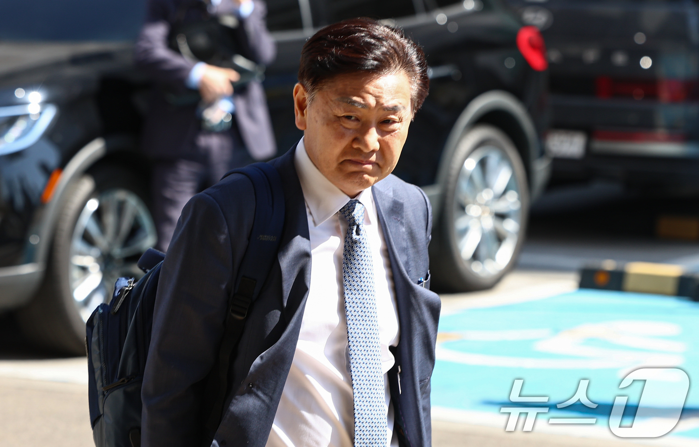 (서울=뉴스1) 김도우 기자 = 김관영 전북지사가 7일 서울 양천구 남부지방법원에서 열린 더불어민주당 상대 가처분 신청 심문에 출석하고 있다. 2026.4.7/뉴스1