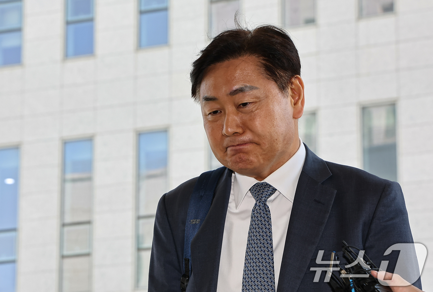 (서울=뉴스1) 김도우 기자 = 김관영 전북지사가 7일 서울 양천구 남부지방법원에서 열린 더불어민주당 상대 가처분 신청 심문에 출석하며 취재진 질문에 답하고 있다. 2026.4.7 …