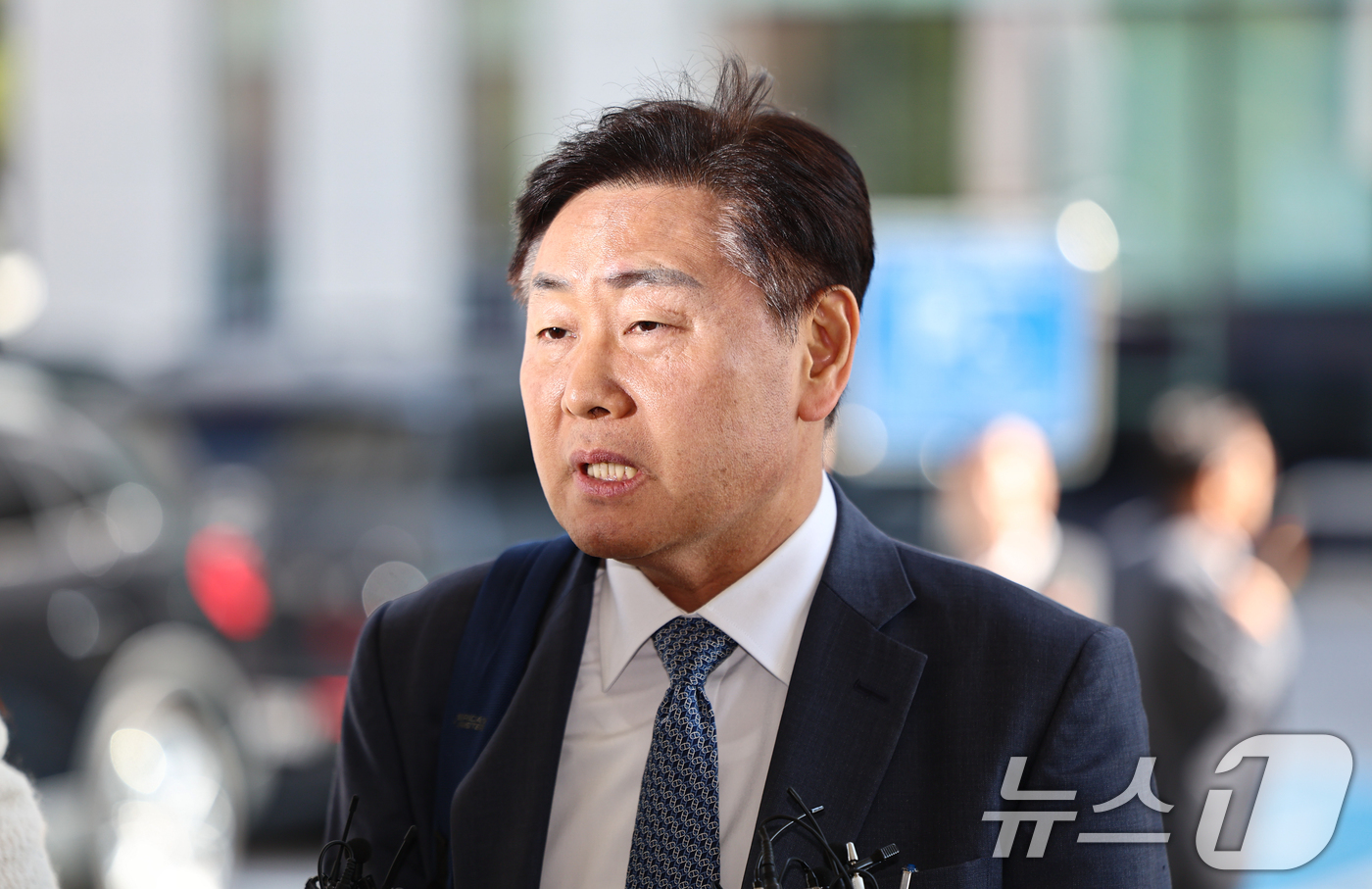 (서울=뉴스1) 김도우 기자 = 김관영 전북지사가 7일 서울 양천구 남부지방법원에서 열린 더불어민주당 상대 가처분 신청 심문에 출석하며 취재진 질문에 답하고 있다. 2026.4.7 …