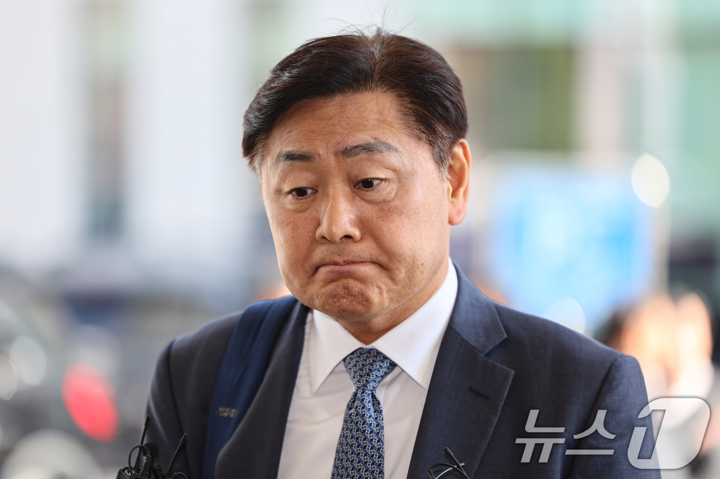 (서울=뉴스1) 김도우 기자 = 김관영 전북지사가 7일 서울 양천구 남부지방법원에서 열린 더불어민주당 상대 가처분 신청 심문에 출석하며 취재진 질문에 답하고 있다. 2026.4.7 …