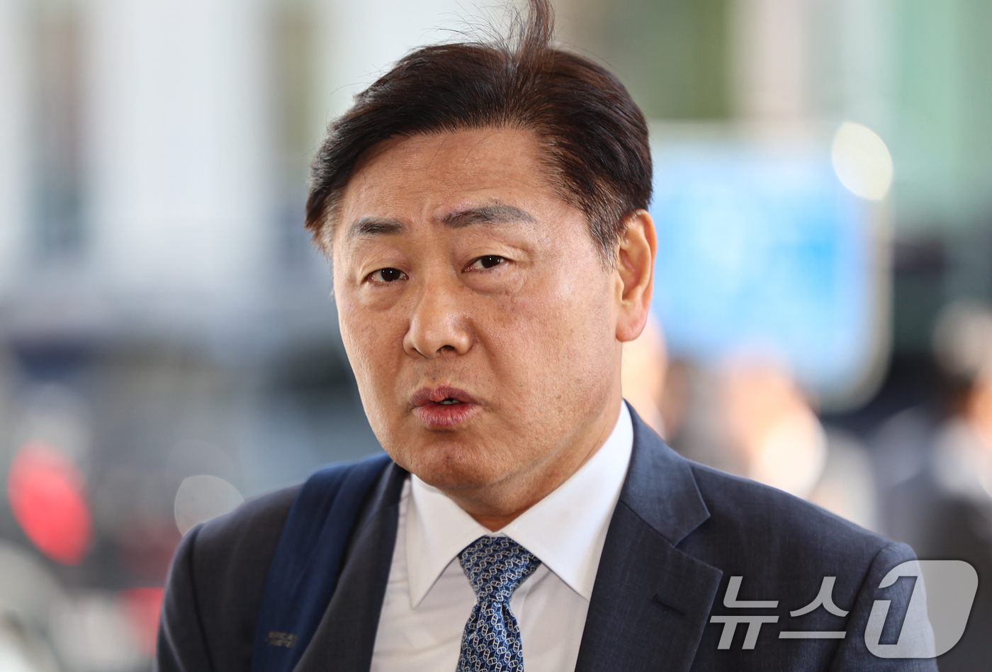 (서울=뉴스1) 김도우 기자 = 김관영 전북지사가 7일 서울 양천구 남부지방법원에서 열린 더불어민주당 상대 가처분 신청 심문에 출석하며 취재진 질문에 답하고 있다. 2026.4.7 …