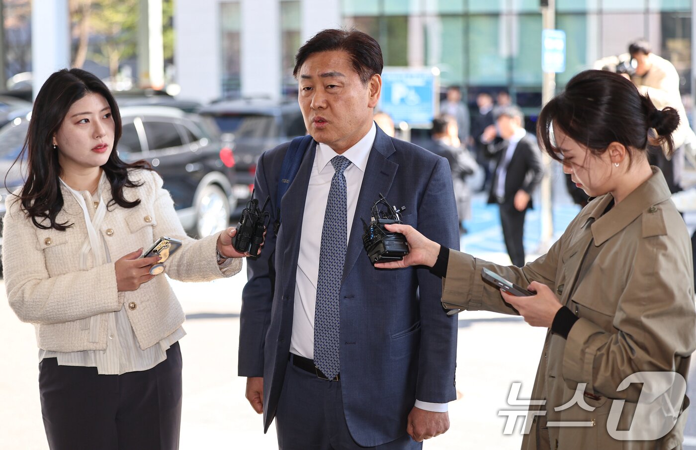 본문 이미지 - 김관영 전북지사가 7일 서울 양천구 남부지방법원에서 열린 더불어민주당 상대 가처분 신청 심문에 출석하며 취재진 질문에 답하고 있다. 2026.4.7 ⓒ 뉴스1 김도우 기자