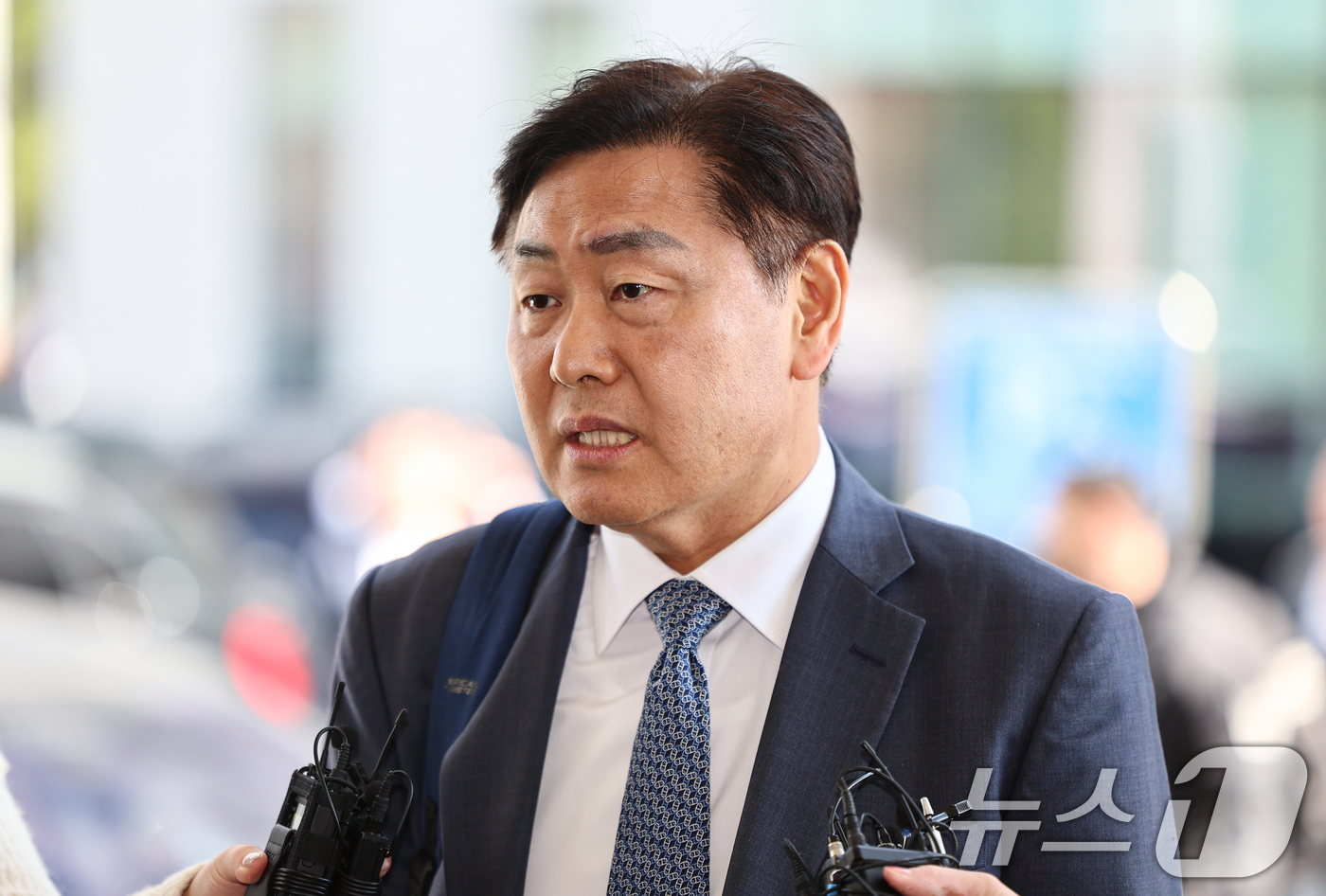 (서울=뉴스1) 김도우 기자 = 김관영 전북지사가 7일 서울 양천구 남부지방법원에서 열린 더불어민주당 상대 가처분 신청 심문에 출석하며 취재진 질문에 답하고 있다. 2026.4.7 …