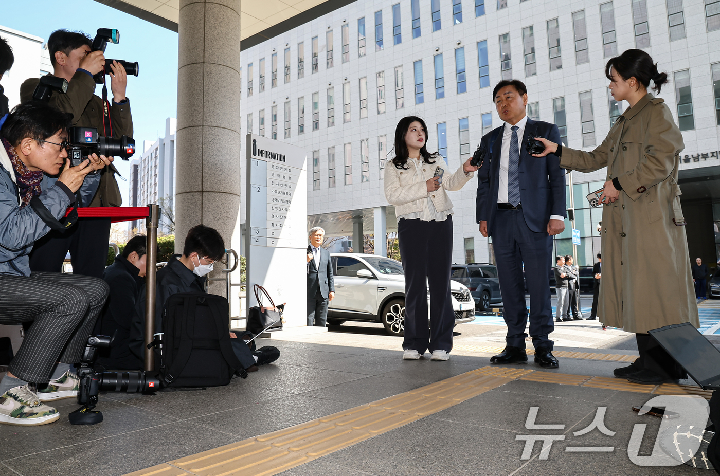 (서울=뉴스1) 김도우 기자 = 김관영 전북지사가 7일 서울 양천구 남부지방법원에서 열린 더불어민주당 상대 가처분 신청 심문에 출석하며 취재진 질문에 답하고 있다. 2026.4.7 …