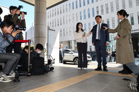 취재진 질문에 답하는 김관영 전북지사