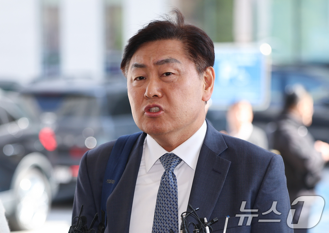 (서울=뉴스1) 김도우 기자 = 김관영 전북지사가 7일 서울 양천구 남부지방법원에서 열린 더불어민주당 상대 가처분 신청 심문에 출석하며 취재진 질문에 답하고 있다. 2026.4.7 …