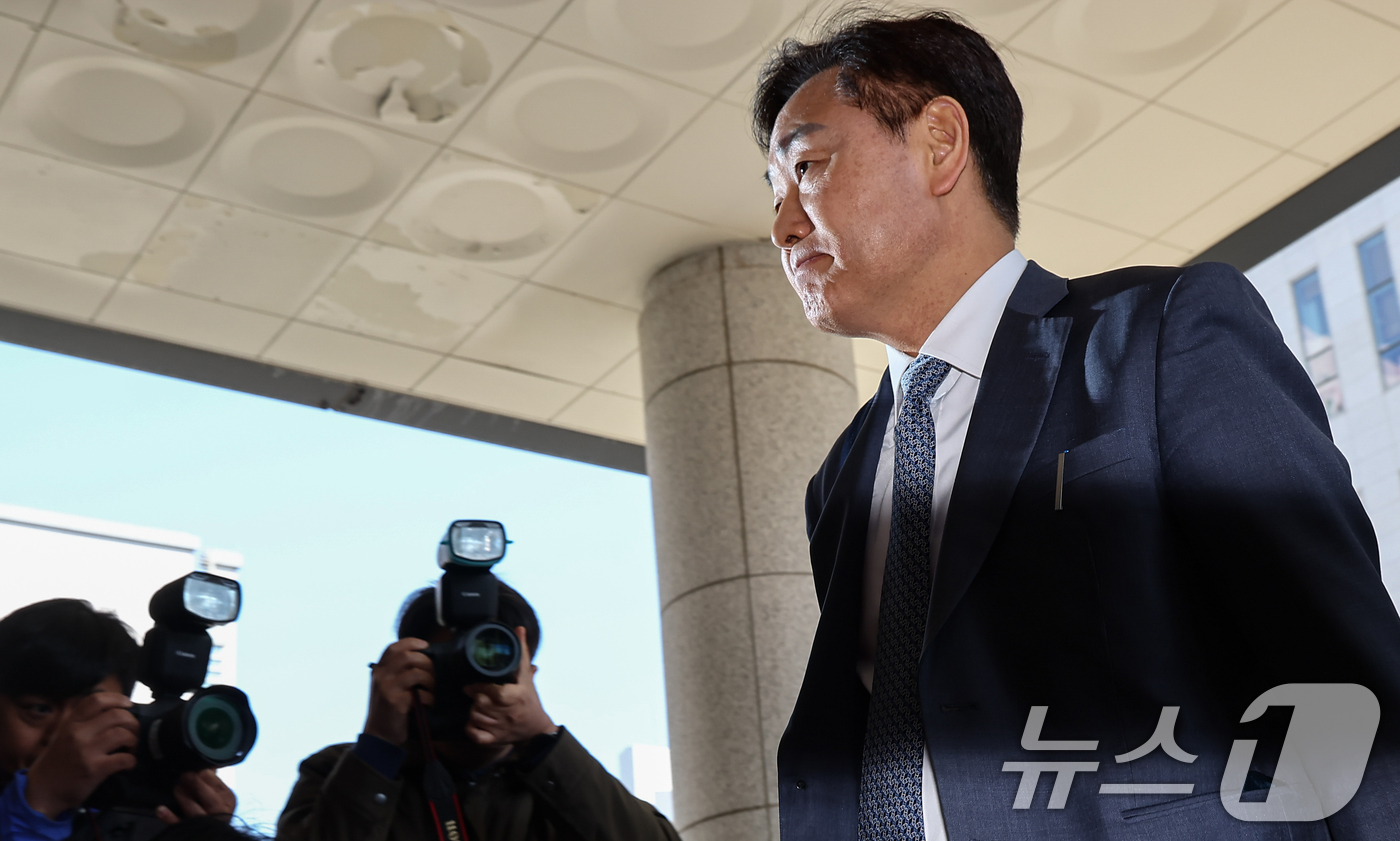 (서울=뉴스1) 김도우 기자 = 김관영 전북지사가 7일 서울 양천구 남부지방법원에서 열린 더불어민주당 상대 가처분 신청 심문에 출석하고 있다. 2026.4.7/뉴스1