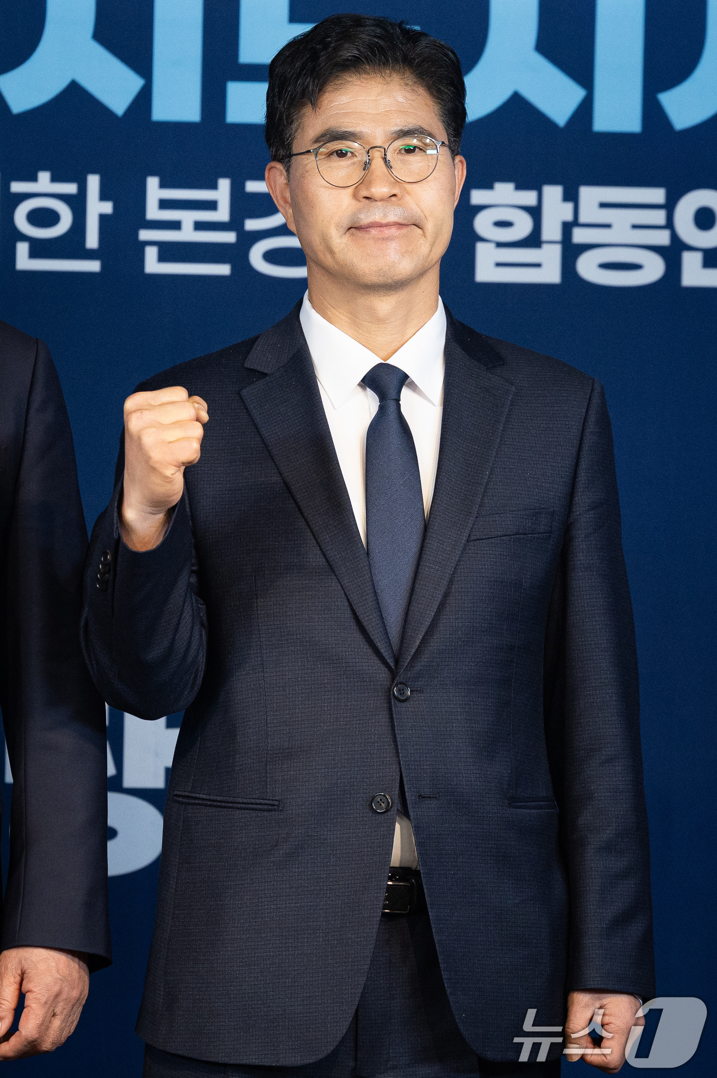 (서울=뉴스1) 유승관 기자 = 이원택 더불어민주당 전북특별자치도지사 예비후보가 7일 서울 여의도 중앙당사에서 열린 본경선 합동연설회에서 기념 촬영을 하고 있다. 2026.4.7/ …