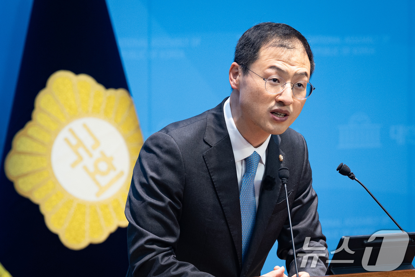 (서울=뉴스1) 유승관 기자 = 김상욱 더불어민주당 울산시장 예비후보가 7일 서울 여의도 국회 소통관에서 산업용 전기요금 지역별 차등화 제안 기자회견을 하고 있다. 2026.4.7 …