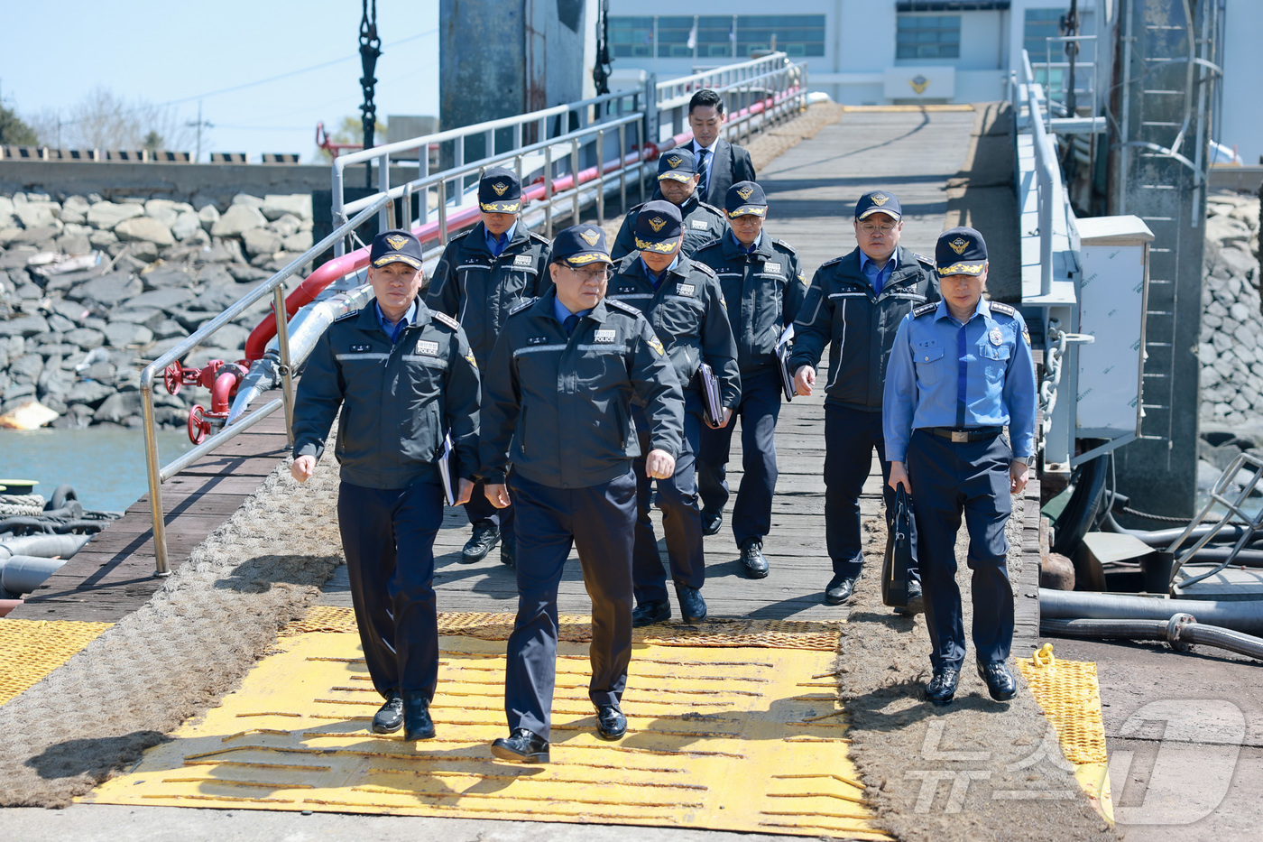 (인천=뉴스1) 박소영 기자 = 7일 장인식 해양경찰청장 직무대행이 서해5도특별경비단 소속 500톤급 경비함정을 찾아 “최근 국제유가 급등에 따른 경제속력 준수, 함정 경량화 등 …