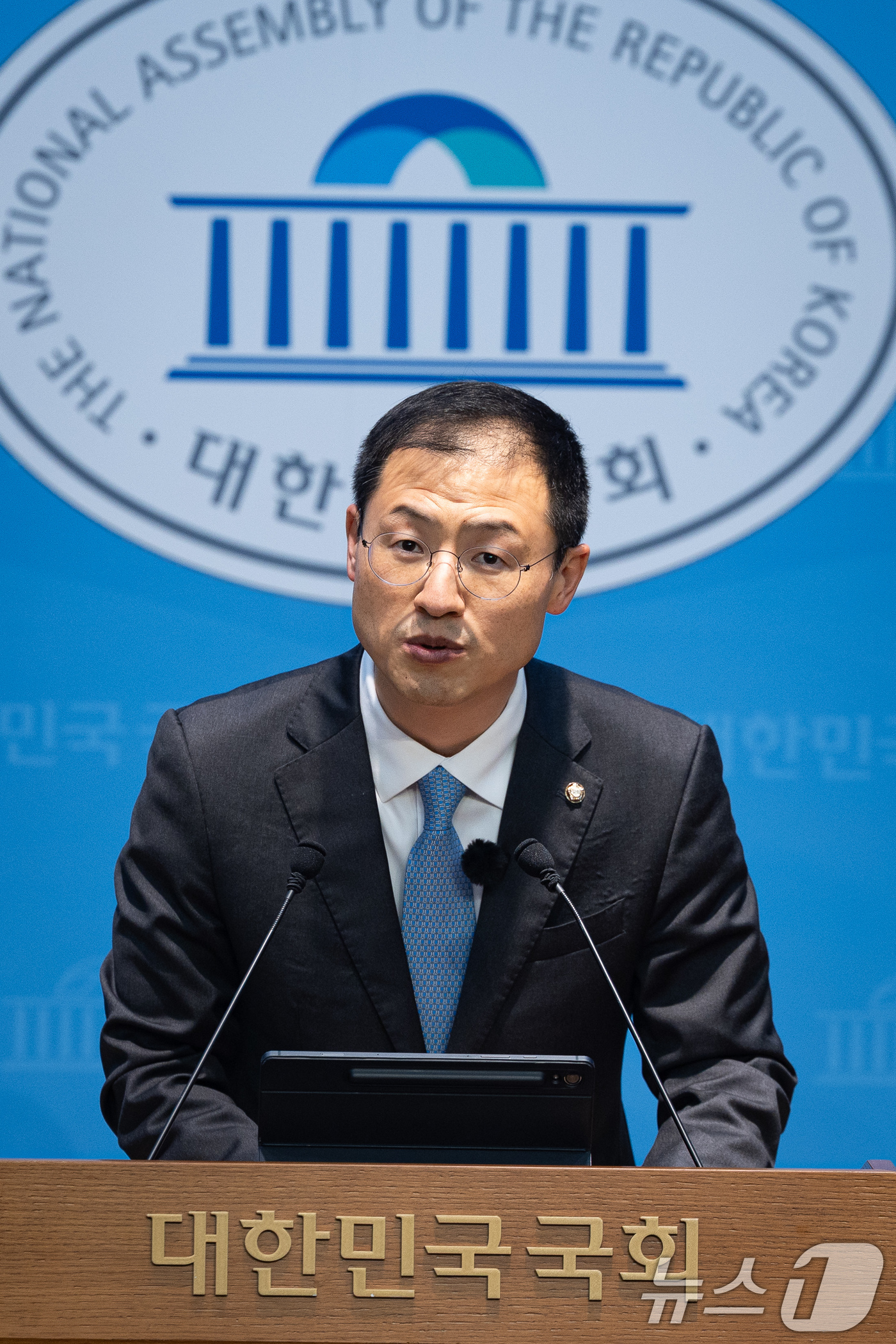 (서울=뉴스1) 유승관 기자 = 김상욱 더불어민주당 울산시장 예비후보가 7일 서울 여의도 국회 소통관에서 산업용 전기요금 지역별 차등화 제안 기자회견을 하고 있다. 2026.4.7 …