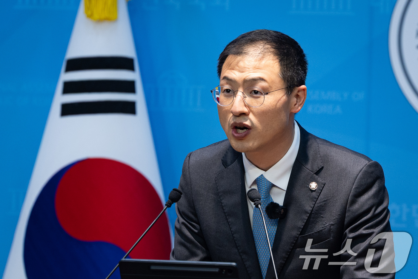 (서울=뉴스1) 유승관 기자 = 김상욱 더불어민주당 울산시장 예비후보가 7일 서울 여의도 국회 소통관에서 산업용 전기요금 지역별 차등화 제안 기자회견을 하고 있다. 2026.4.7 …