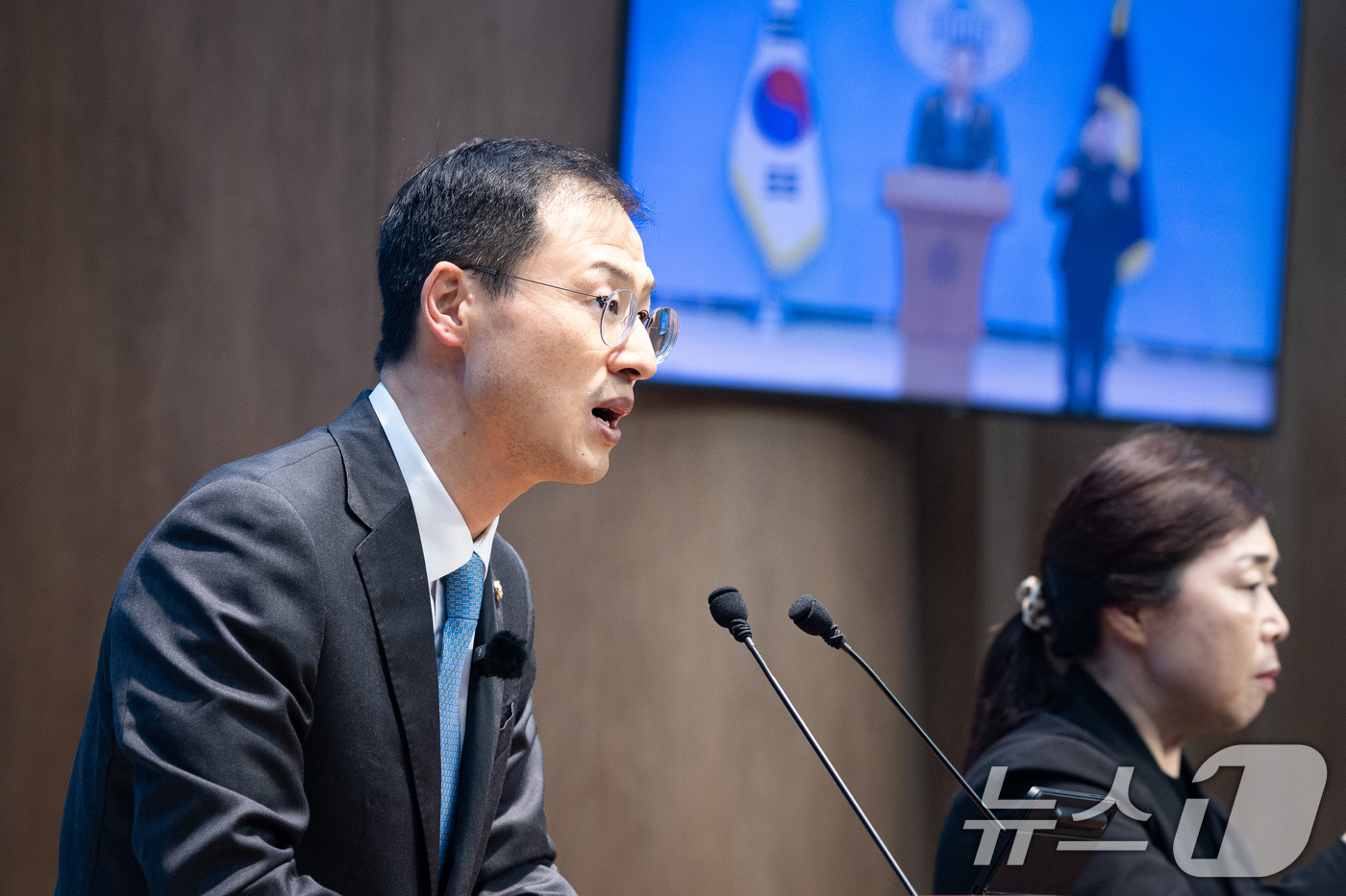 (서울=뉴스1) 유승관 기자 = 김상욱 더불어민주당 울산시장 예비후보가 7일 서울 여의도 국회 소통관에서 산업용 전기요금 지역별 차등화 제안 기자회견을 하고 있다. 2026.4.7 …