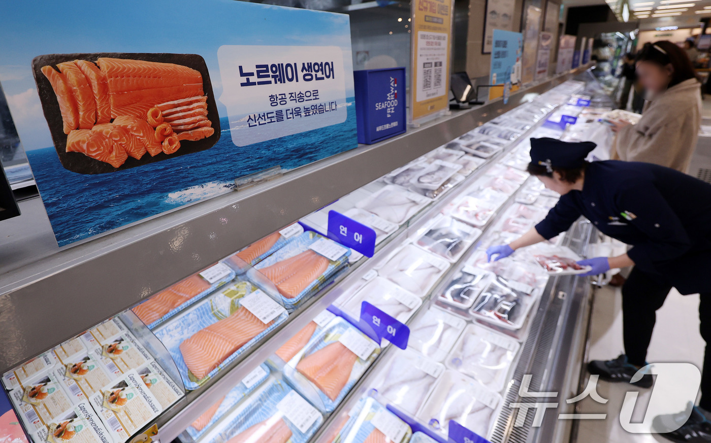 (서울=뉴스1) 박지혜 기자 = 7일 서울의 한 대형마트에 수입산 수산물이 진열되고 있다.중동 전쟁 장기화의 여파가 식탁 물가까지 번지고 있다. 호르무즈 해협 봉쇄로 비료 원료인 …
