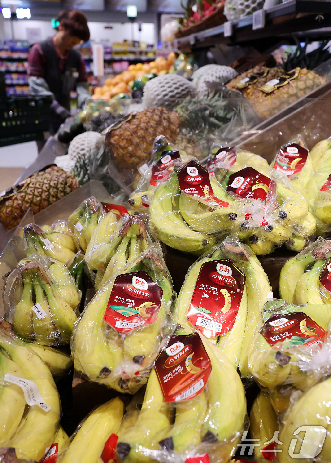 (서울=뉴스1) 박지혜 기자 = 7일 서울의 한 대형마트 수입 과일 코너에 바나나가 진열돼 있다.중동 전쟁 장기화의 여파가 식탁 물가까지 번지고 있다. 호르무즈 해협 봉쇄로 비료 …