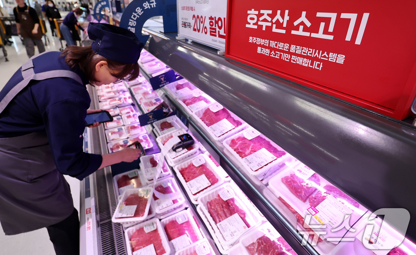 (서울=뉴스1) 박지혜 기자 = 7일 서울의 한 대형마트에 수입산 축산물이 진열되고 있다.중동 전쟁 장기화의 여파가 식탁 물가까지 번지고 있다. 호르무즈 해협 봉쇄로 비료 원료인 …