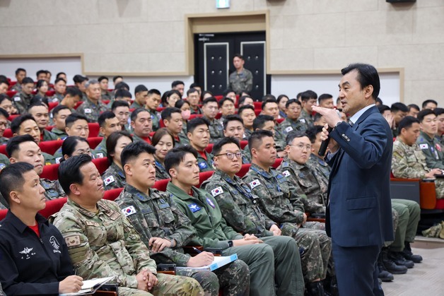 국방장관, 공군 대대장 강연…"기본 바로 서야 나아갈 길 열려"