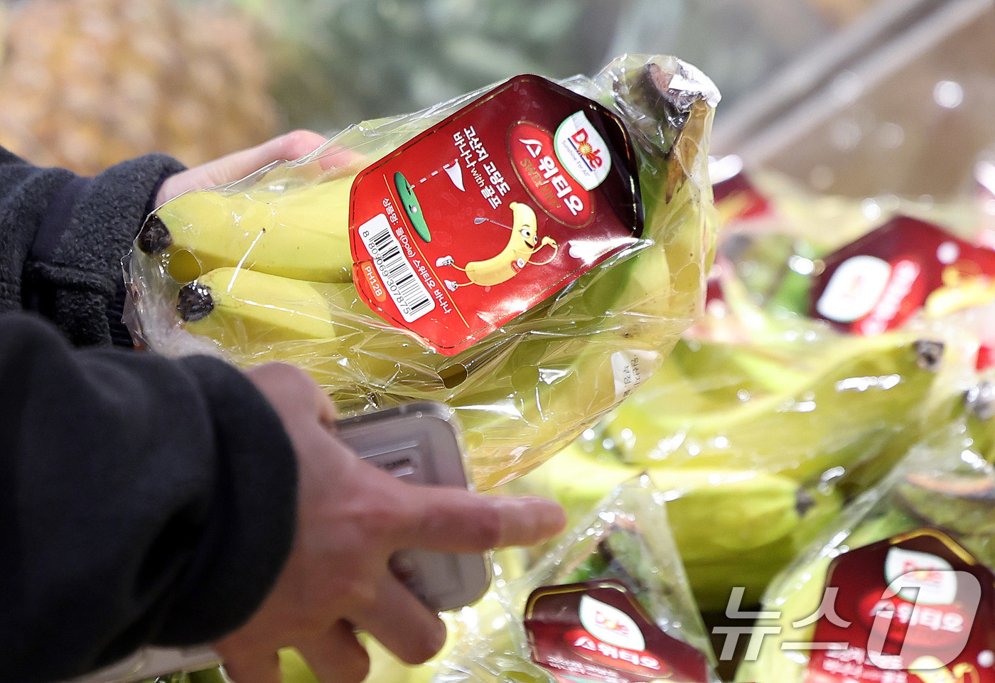 (서울=뉴스1) 박지혜 기자 = 7일 서울의 한 대형마트 수입 과일 코너에 바나나가 진열돼 있다.중동 전쟁 장기화의 여파가 식탁 물가까지 번지고 있다. 호르무즈 해협 봉쇄로 비료 …