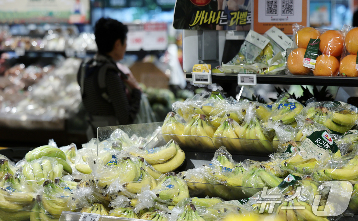 (서울=뉴스1) 박지혜 기자 = 7일 서울의 한 대형마트 수입 과일 코너에 바나나가 진열돼 있다.중동 전쟁 장기화의 여파가 식탁 물가까지 번지고 있다. 호르무즈 해협 봉쇄로 비료 …