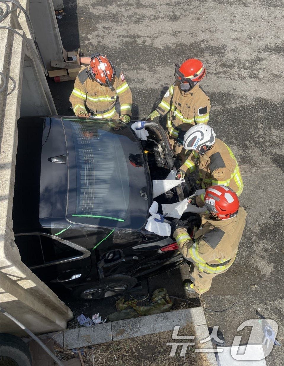 (서울=뉴스1) 이재명 기자 = 대통령경호처 경호안전교육원은 중앙소방학교와 함께 특수차량 인명구조 훈련을 실시했다고 7일 밝혔다.이번 훈련은 특수 재난 상황에서 경호관의 인명 구조 …