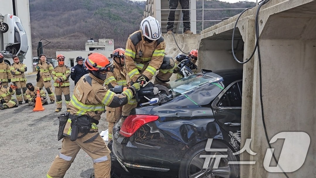 (서울=뉴스1) 이재명 기자 = 대통령경호처 경호안전교육원은 중앙소방학교와 함께 특수차량 인명구조 훈련을 실시했다고 7일 밝혔다.이번 훈련은 특수 재난 상황에서 경호관의 인명 구조 …