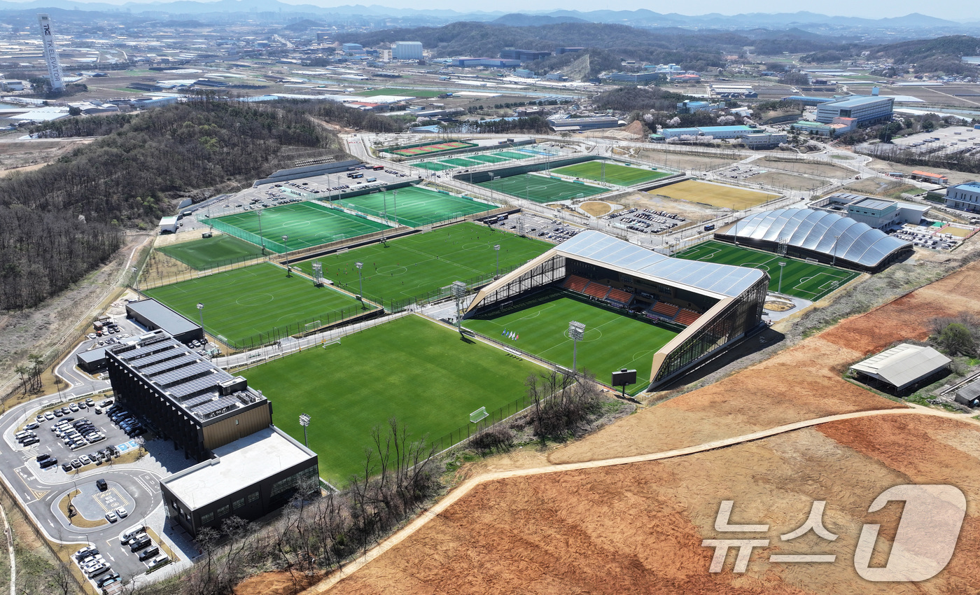 (천안=뉴스1) 구윤성 기자 = 7일 충남 천안 서북구에 새로 문을 연 코리아풋볼파크 전경.  2026.4.7/뉴스1