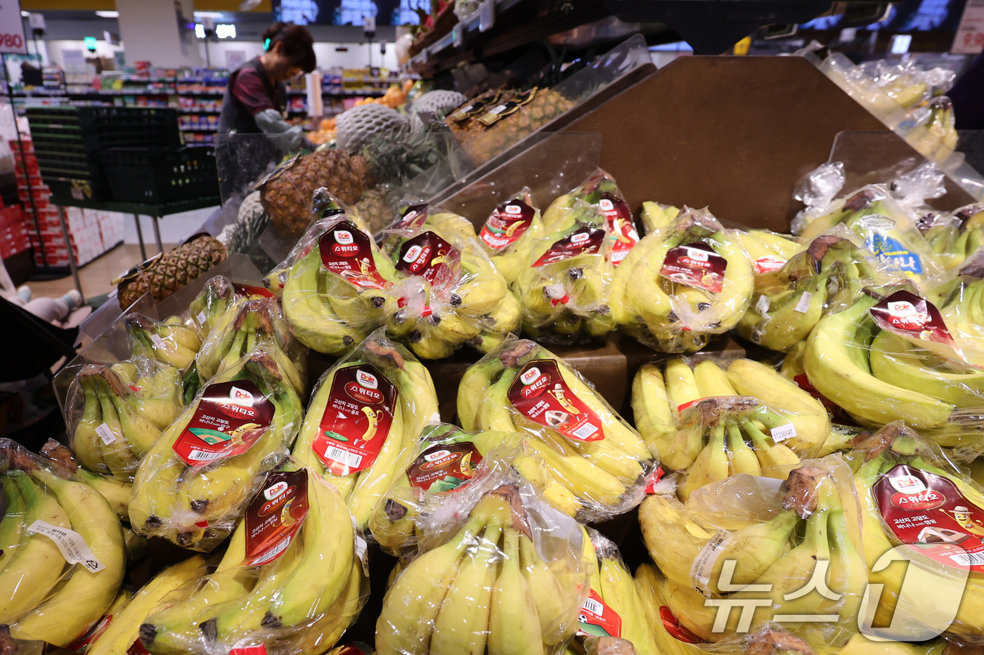 (서울=뉴스1) 박지혜 기자 = 7일 서울의 한 대형마트 수입 과일 코너에 바나나가 진열돼 있다.중동 전쟁 장기화의 여파가 식탁 물가까지 번지고 있다. 호르무즈 해협 봉쇄로 비료 …