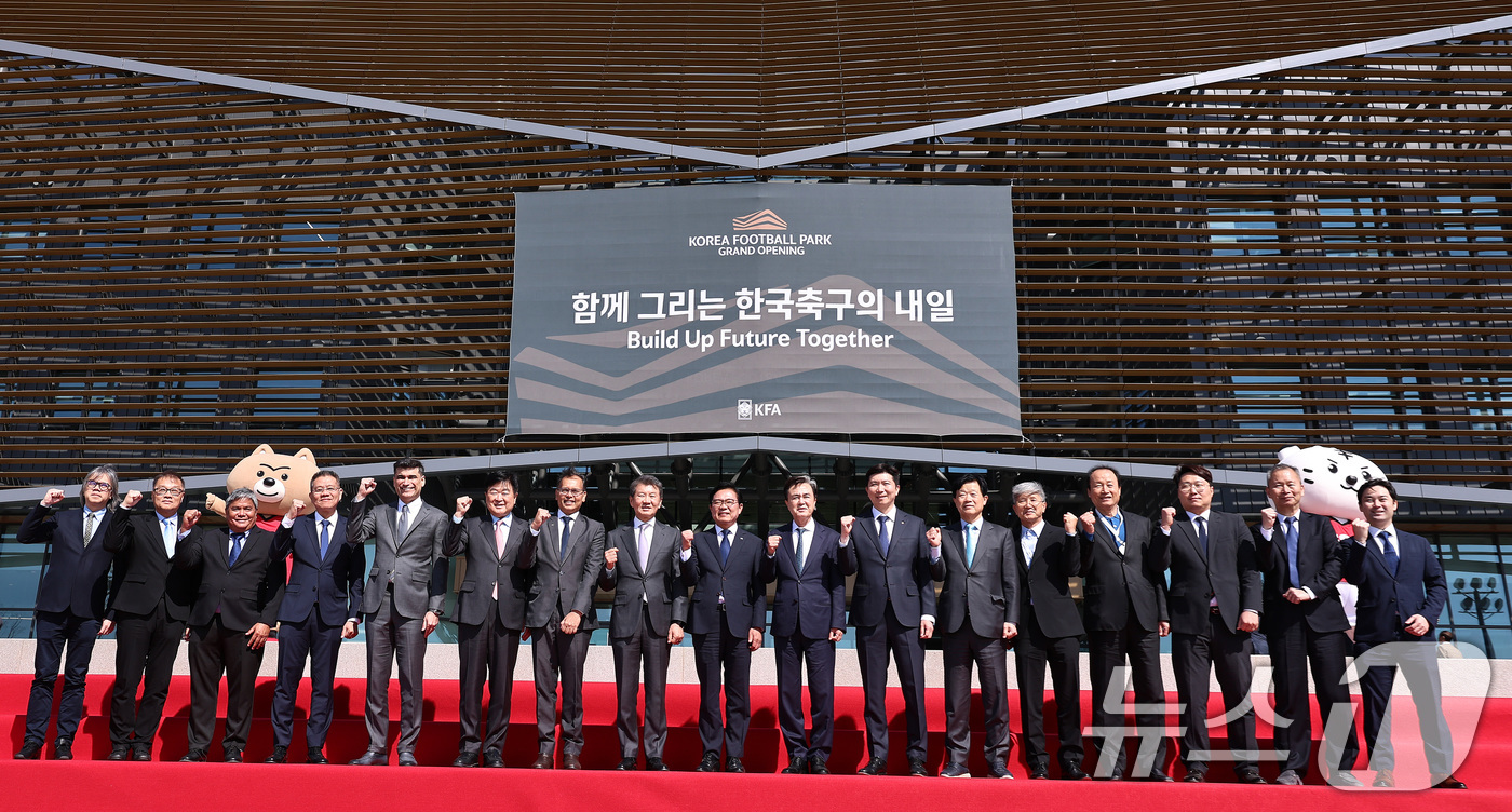 (천안=뉴스1) 구윤성 기자 = 정몽규 대한축구협회장과 유승민 대한체육회장을 비롯한 참석자들이 7일 충남 천안 서북구 코리아풋볼파크 개관식에서 기념촬영을 하고 있다. 2026.4. …