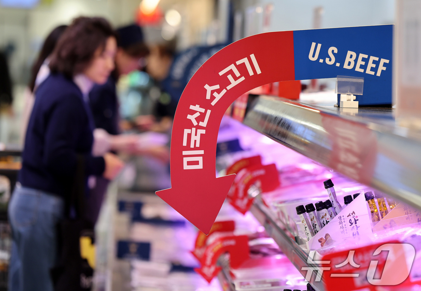 (서울=뉴스1) 박지혜 기자 = 7일 서울의 한 대형마트 수입산 축산물 코너에서 시민들이 장을 보고 있다.중동 전쟁 장기화의 여파가 식탁 물가까지 번지고 있다. 호르무즈 해협 봉쇄 …