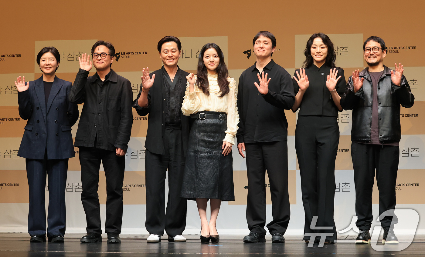 (서울=뉴스1) 임세영 기자 = 배우 이서진, 고아성 등이 7일 서울 서울 강서구 마곡동 LG아트센터 서울에서 열린 연극 '바냐 삼촌' 제작발표회에서 기념촬영을 하고 있다.연극 ' …