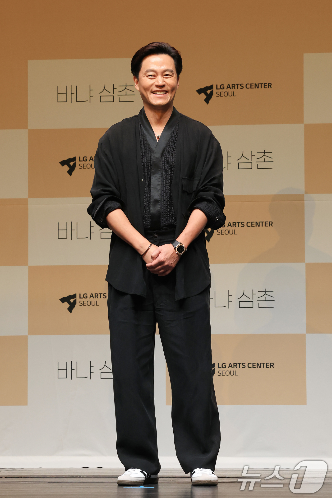 (서울=뉴스1) 임세영 기자 = 배우 이서진이 7일 서울 서울 강서구 마곡동 LG아트센터 서울에서 열린 연극 '바냐 삼촌' 제작발표회에서 기념촬영을 하고 있다.연극 '바냐 삼촌'은 …