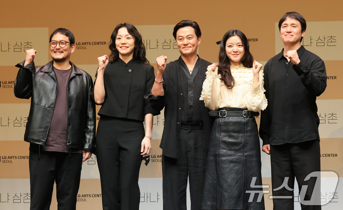 (서울=뉴스1) 임세영 기자 = 배우 이서진, 고아성 등이 7일 서울 서울 강서구 마곡동 LG아트센터 서울에서 열린 연극 '바냐 삼촌' 제작발표회에서 기념촬영을 하고 있다.연극 ' …