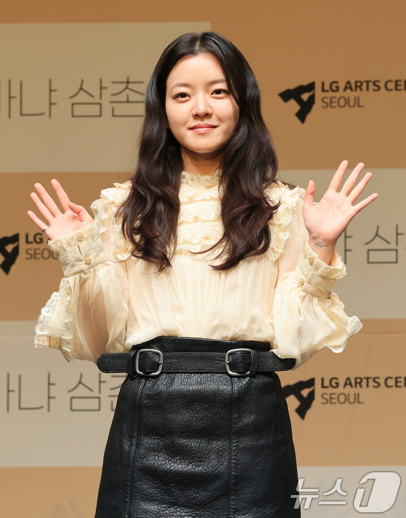 (서울=뉴스1) 임세영 기자 = 배우 고아성이 7일 서울 서울 강서구 마곡동 LG아트센터 서울에서 열린 연극 '바냐 삼촌' 제작발표회에서 기념촬영을 하고 있다.연극 '바냐 삼촌'은 …