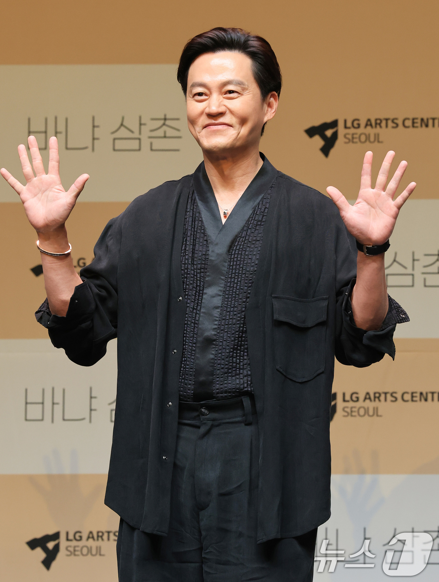 (서울=뉴스1) 임세영 기자 = 배우 이서진이 7일 서울 서울 강서구 마곡동 LG아트센터 서울에서 열린 연극 '바냐 삼촌' 제작발표회에서 기념촬영을 하고 있다.연극 '바냐 삼촌'은 …