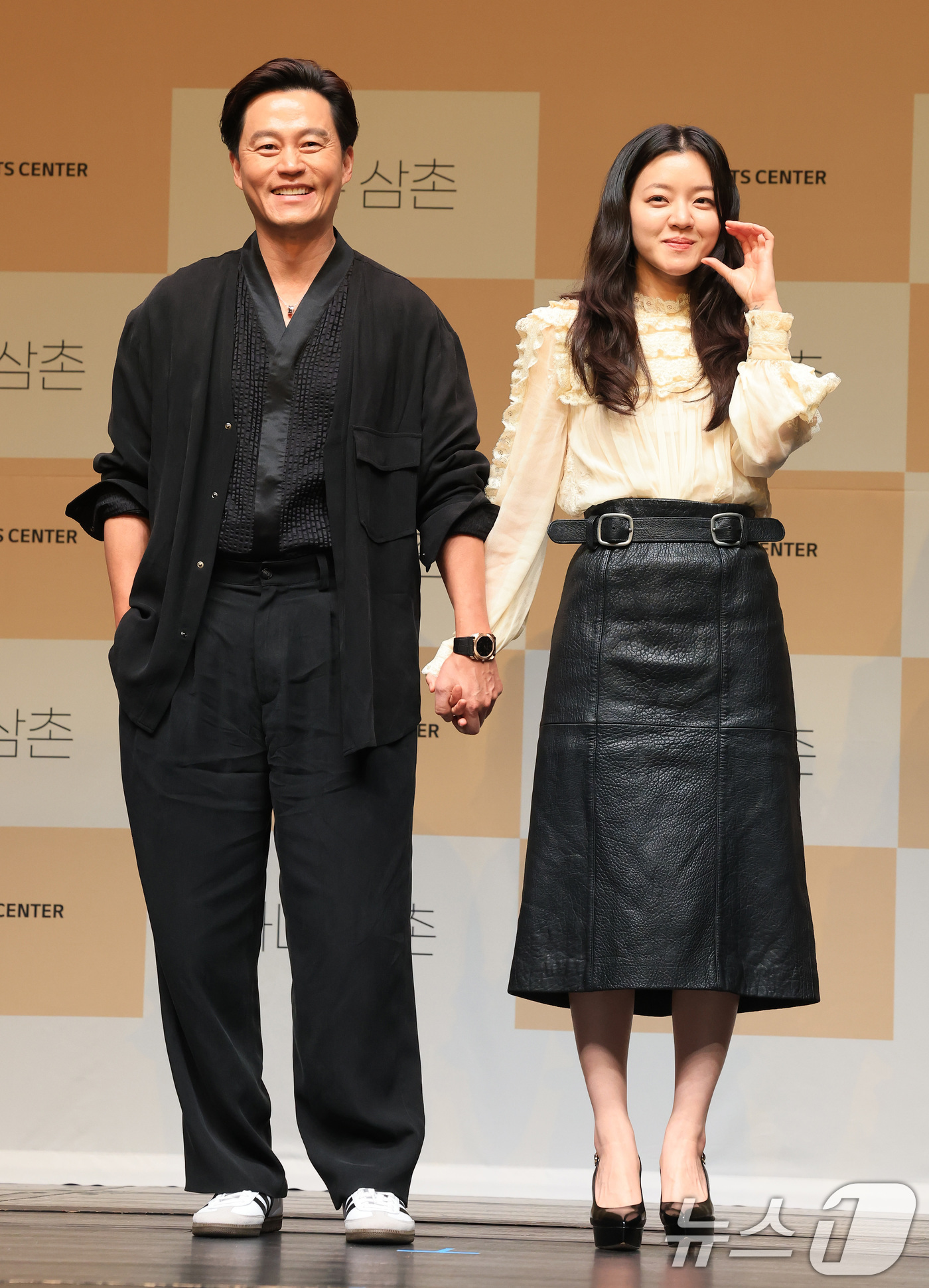 (서울=뉴스1) 임세영 기자 = 배우 이서진, 고아성이 7일 서울 서울 강서구 마곡동 LG아트센터 서울에서 열린 연극 '바냐 삼촌' 제작발표회에서 기념촬영을 하고 있다.연극 '바냐 …