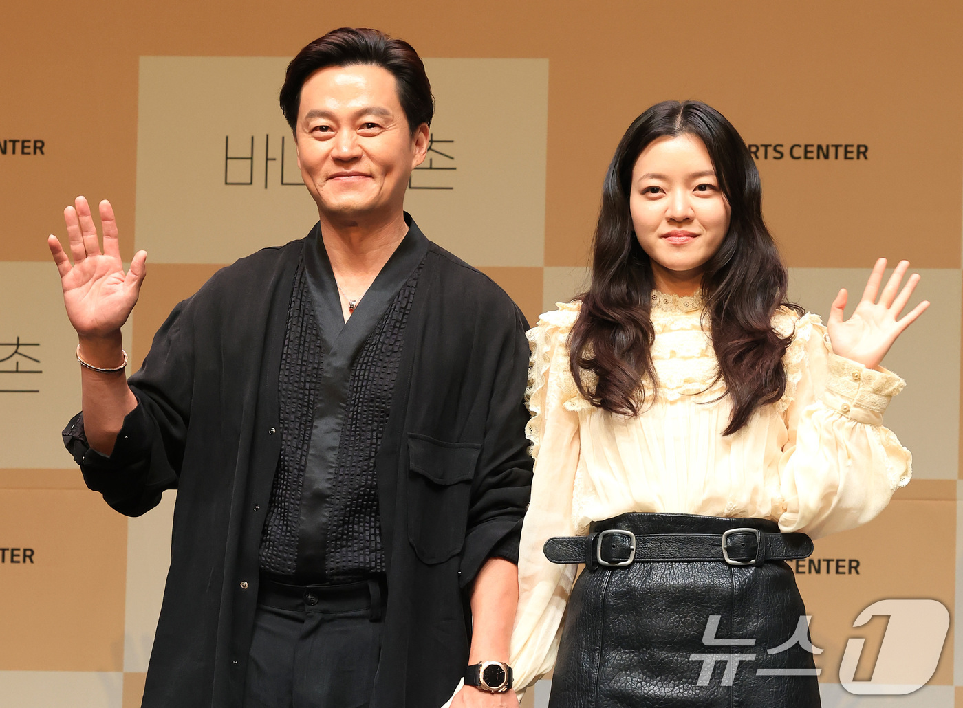 (서울=뉴스1) 임세영 기자 = 배우 이서진, 고아성이 7일 서울 서울 강서구 마곡동 LG아트센터 서울에서 열린 연극 '바냐 삼촌' 제작발표회에서 기념촬영을 하고 있다.연극 '바냐 …