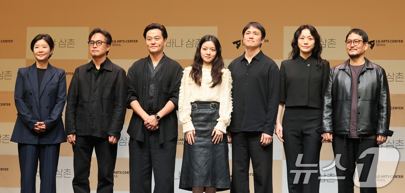 (서울=뉴스1) 임세영 기자 = 배우 이서진, 고아성 등이 7일 서울 서울 강서구 마곡동 LG아트센터 서울에서 열린 연극 '바냐 삼촌' 제작발표회에서 기념촬영을 하고 있다.연극 ' …