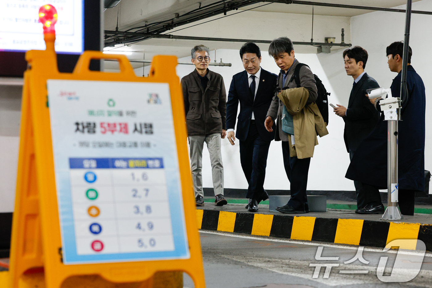 (서울=뉴스1) 안은나 기자 = 이호현 기후에너지환경부 제2차관이 공영주차장 차량 5부제 시행을 하루 앞둔 7일 서울 종로구 종묘 공영주차장을 찾아 준비 상황을 사전 점검하고 있다 …